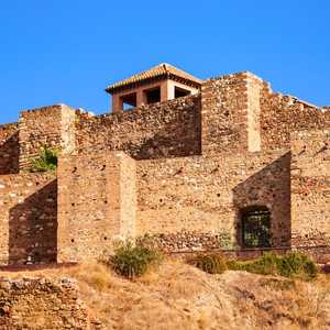 Visita Málaga desde un autobús panorámico con paradas libres – Explora monumentos y atracciones en 2026 Súbete al autobús de dos pisos en Málaga, España – Descubre monumentos, atracciones y rincones secretos con un tour turístico en autobús en 2026